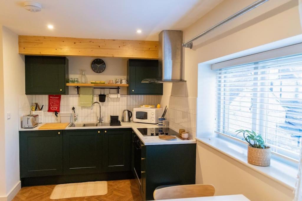 Amarelo Apartment, Central Charlbury, 1 Super King Bed Exterior photo