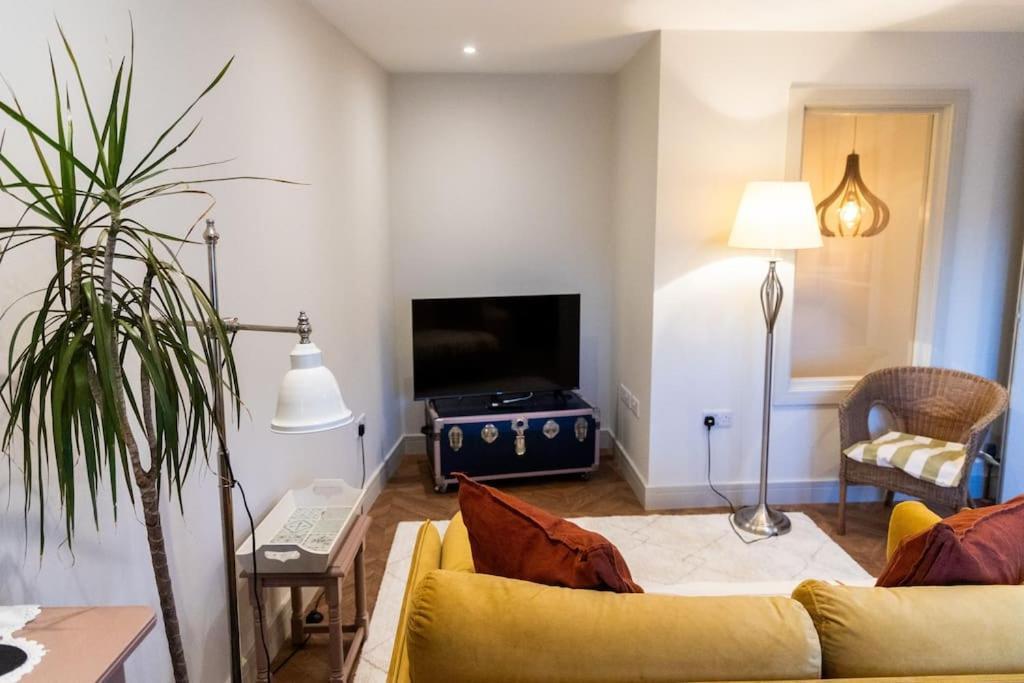 Amarelo Apartment, Central Charlbury, 1 Super King Bed Exterior photo