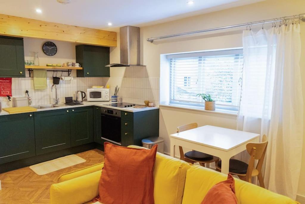 Amarelo Apartment, Central Charlbury, 1 Super King Bed Exterior photo