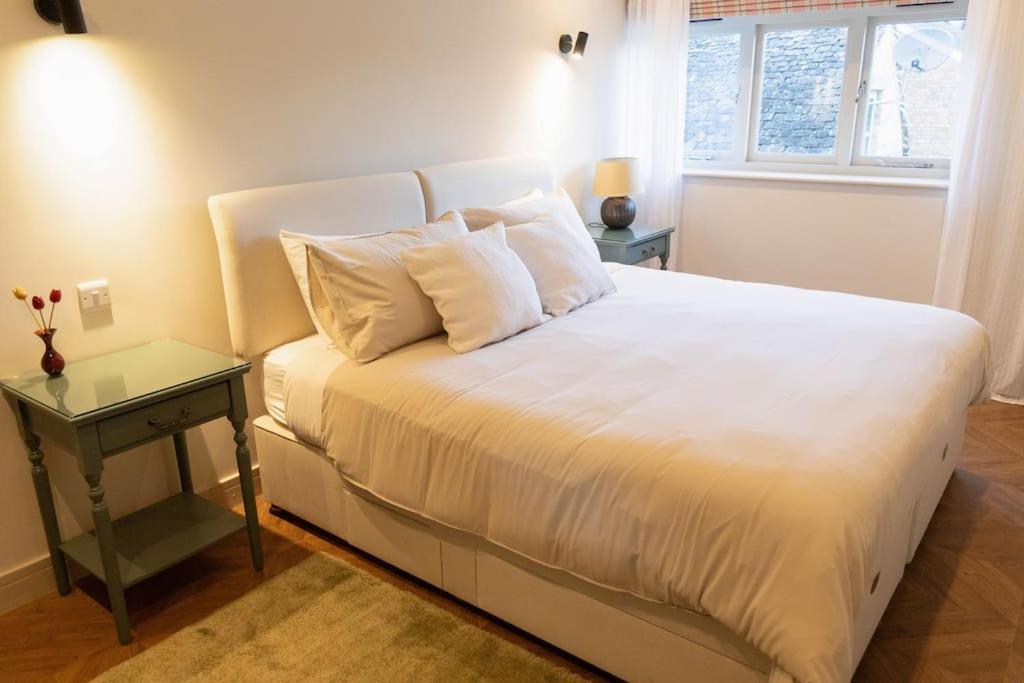 Amarelo Apartment, Central Charlbury, 1 Super King Bed Exterior photo