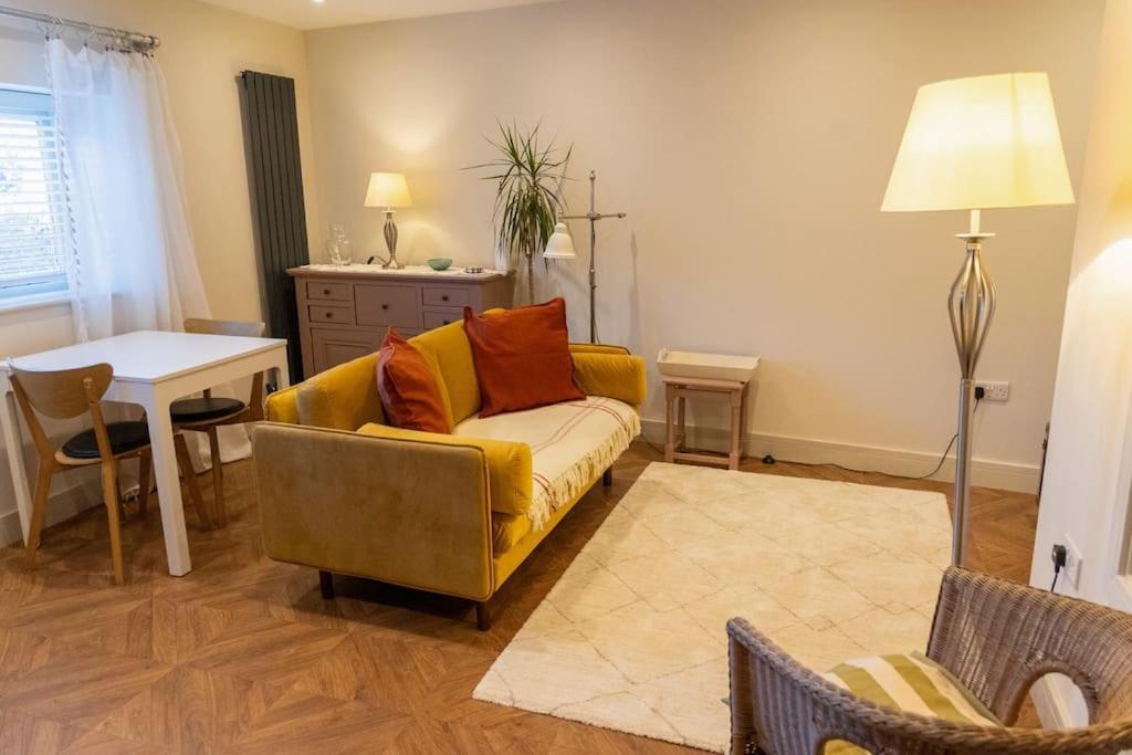 Amarelo Apartment, Central Charlbury, 1 Super King Bed Exterior photo